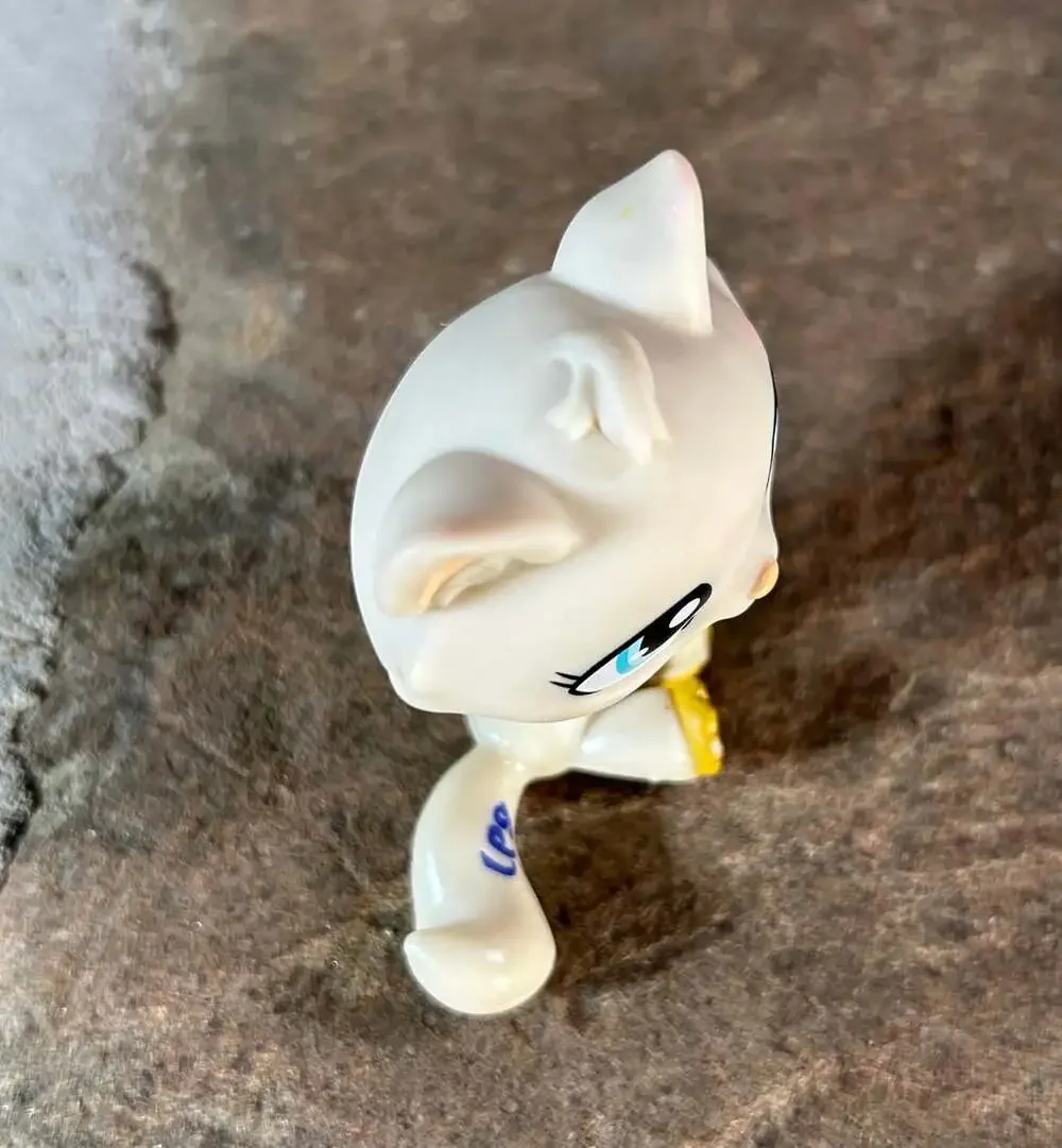 LPS Authentic Littlest Pet Shop 2006 Pearl white blue eyed tabby cat c-031
